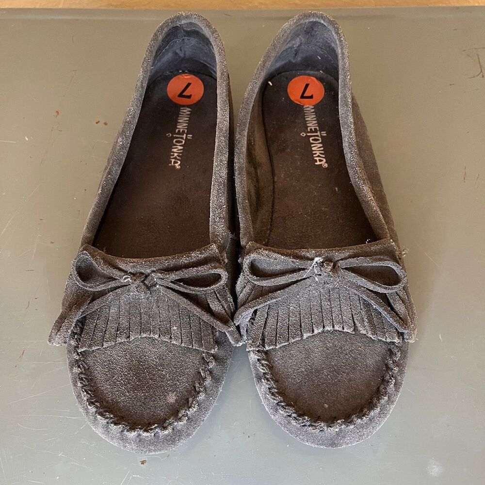Minnetonka Kilty Moccasin Women Size 7 Gray Suede Fringe Driving Flats hard sole